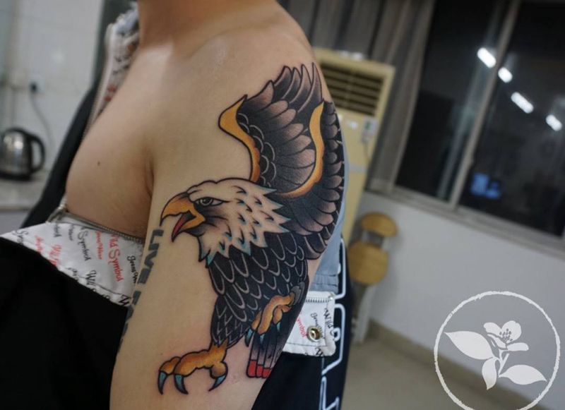 老鹰纹身图片_手臂Old School图腾纹身图案