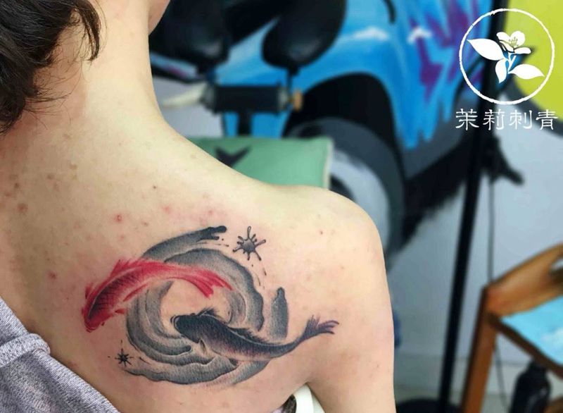 水墨鱼纹身图片_成品手稿清新黑灰水墨纹身图案