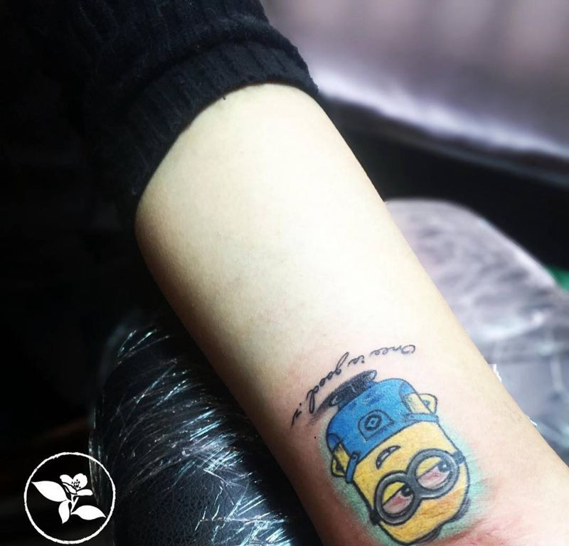 卡通小黄人纹身图片_成品手臂清新纹身图案