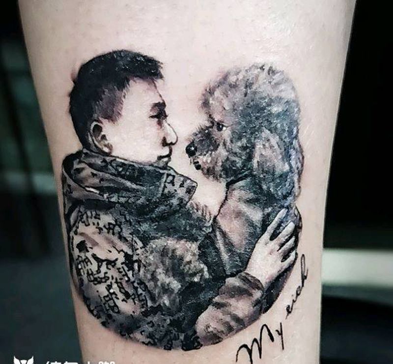 人物与泰迪写实纹身图片_腿部欧美写实纹身图案