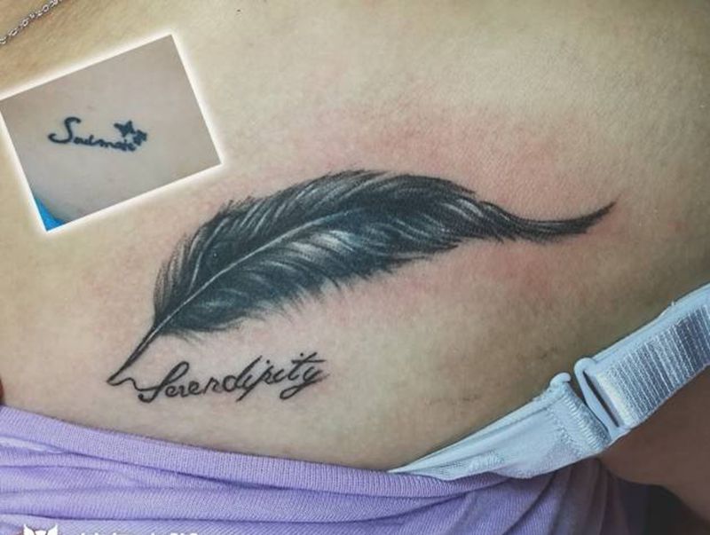 羽毛遮盖纹身图片_胸部欧美写实水墨纹身图案