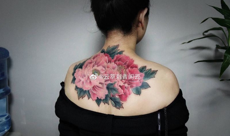 牡丹纹身图片_背部新传统纹身图案