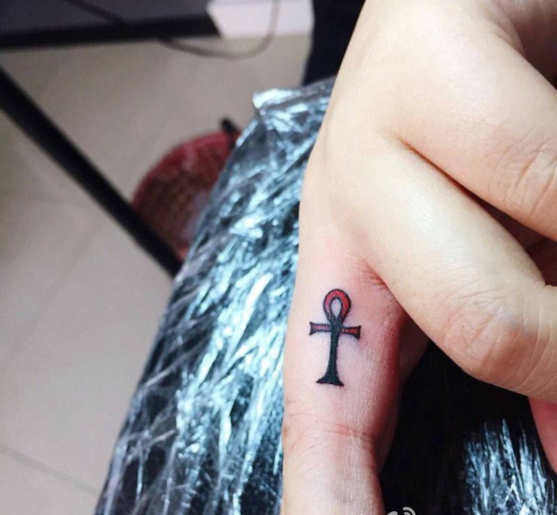 手指纹身纹身图片_成品手部清新几何字符纹身图案