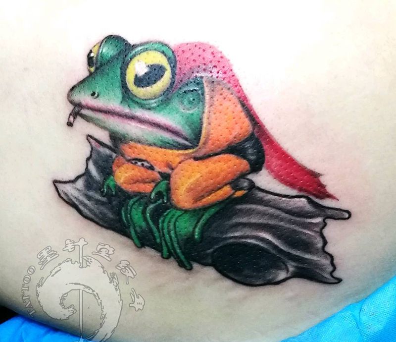 小超蛙纹身图片_肩部背部水彩欧美写实纹身图案