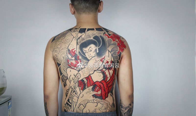 满背纹身图片_背部纹身图案