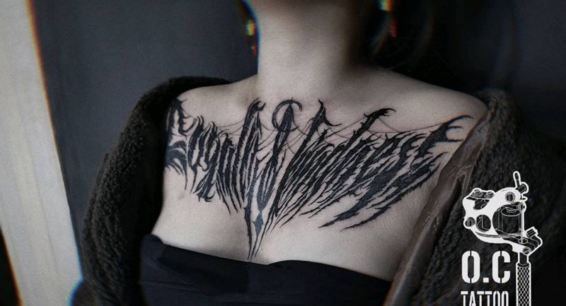 暗黑花体纹身图片_胸部花体字纹身图案