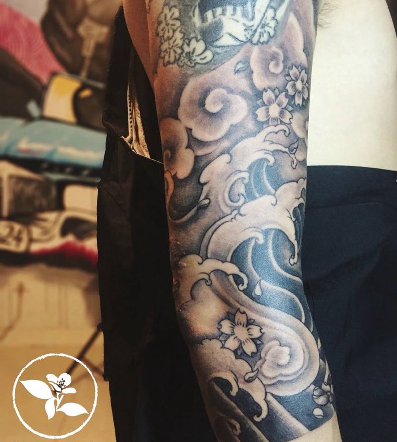 浪花拼接7分袖纹身图片