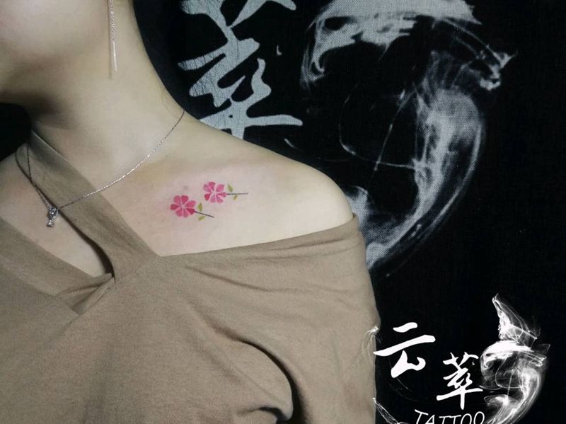 花纹身图片_胸部纹身图案