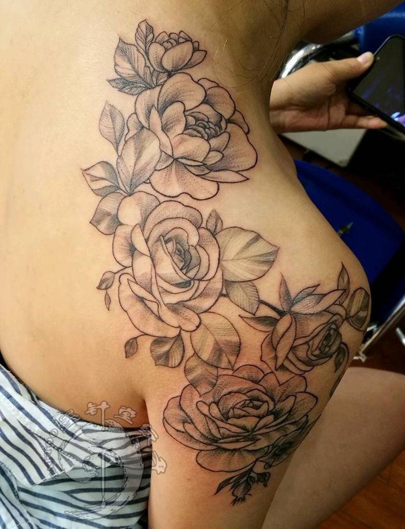 素花纹身图片_肩部点刺几何纹身图案