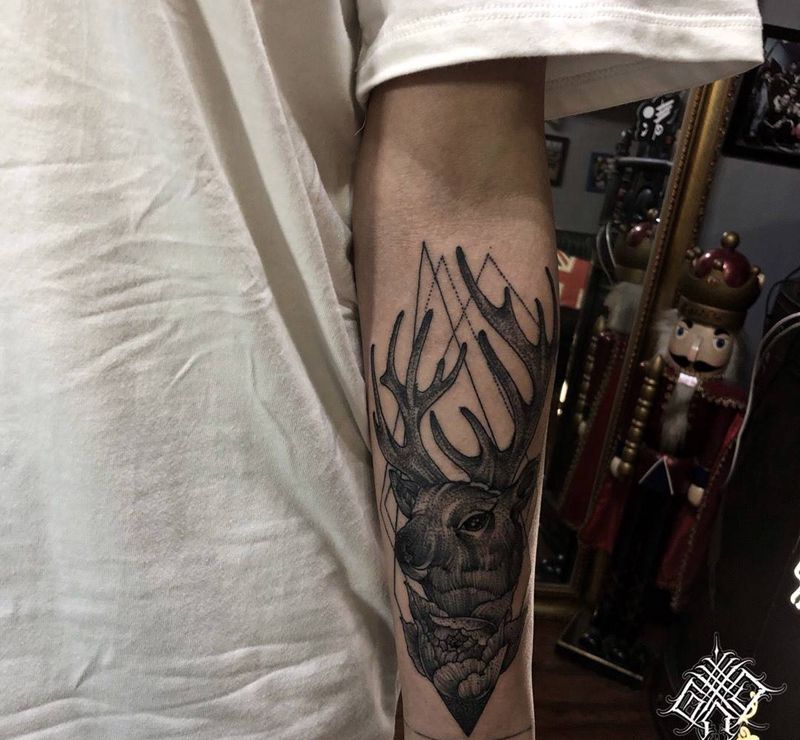 鹿纹身图片_手臂点刺鬼绣纹身图案