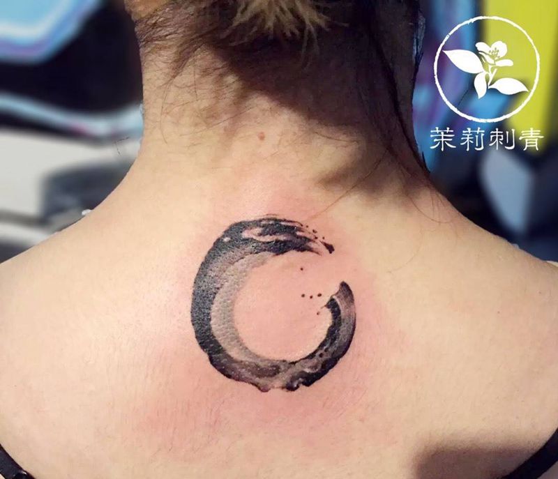 水墨纹身图片_成品背部传统清新水墨纹身图案
