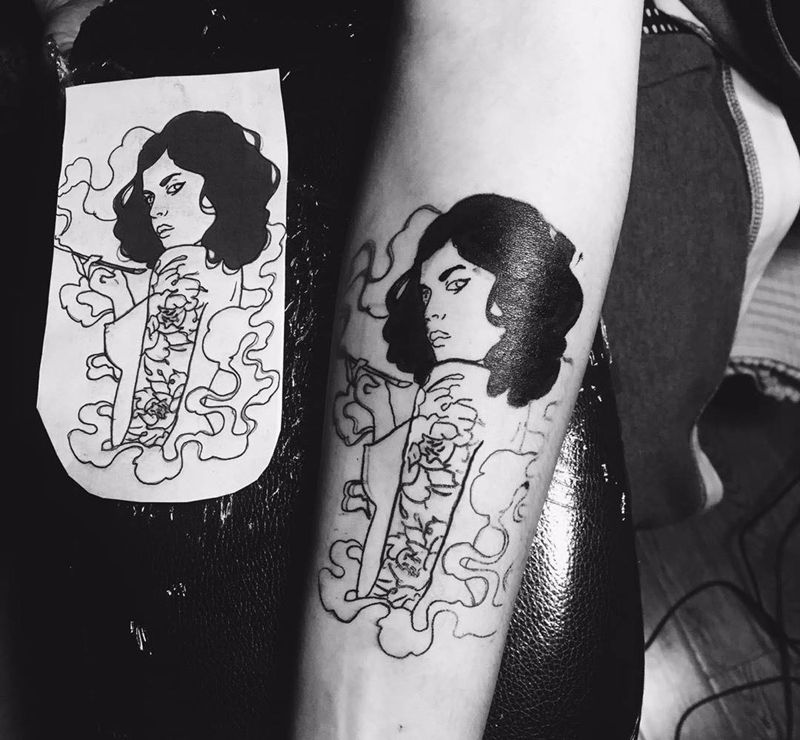 让烟跳升纹身图片_成品手稿手臂肩部清新情侣人物纹身图案