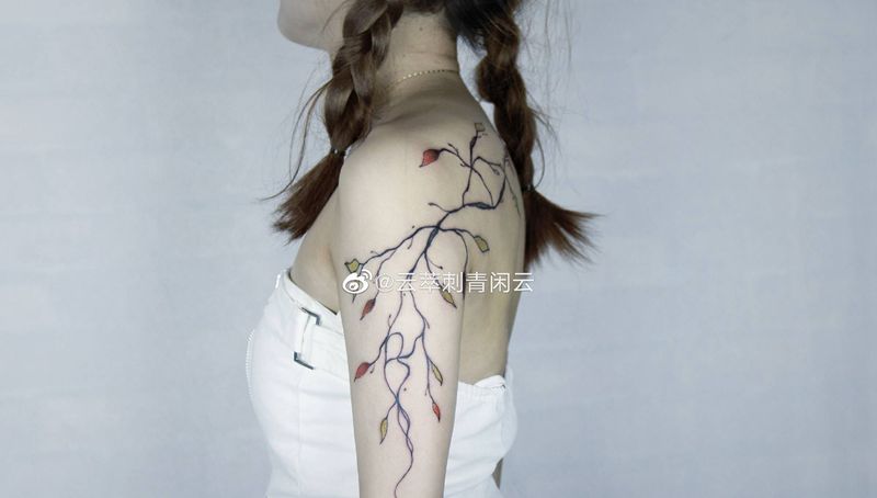 线条纹身图片_肩部手臂纹身图案