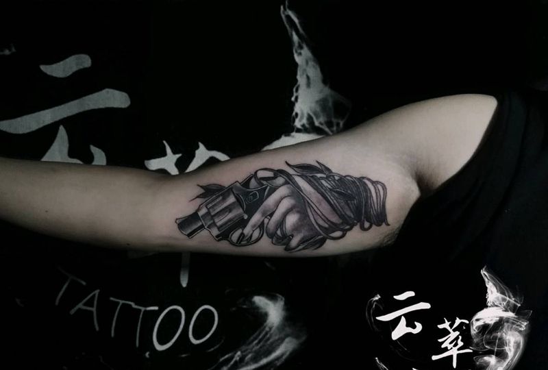 左轮纹身图片_手臂欧美写实纹身图案