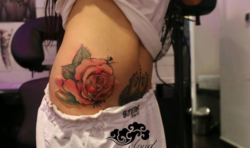水彩玫瑰纹身图片_腰部清新植物成品纹身图案