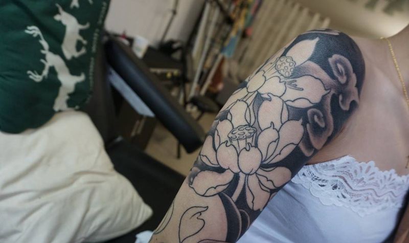 莲花花臂未完纹身图片_手臂新传统水彩纹身图案