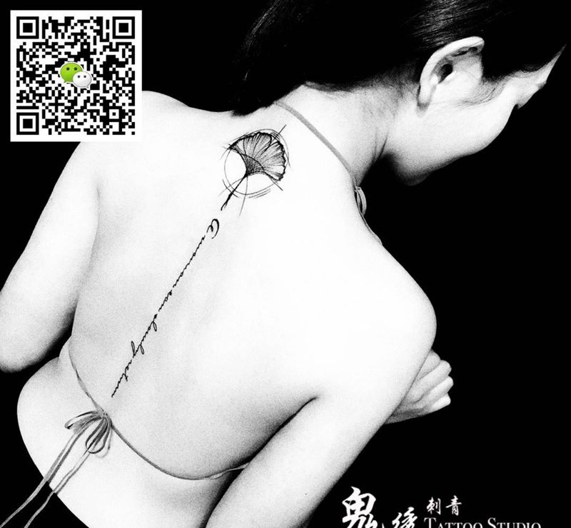 银杏叶纹身图片_成品背部清新植物静物刺青纹身图案