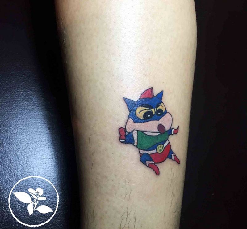 蜡笔小新纹身图片_成品腿部清新欧美人物纹身图案