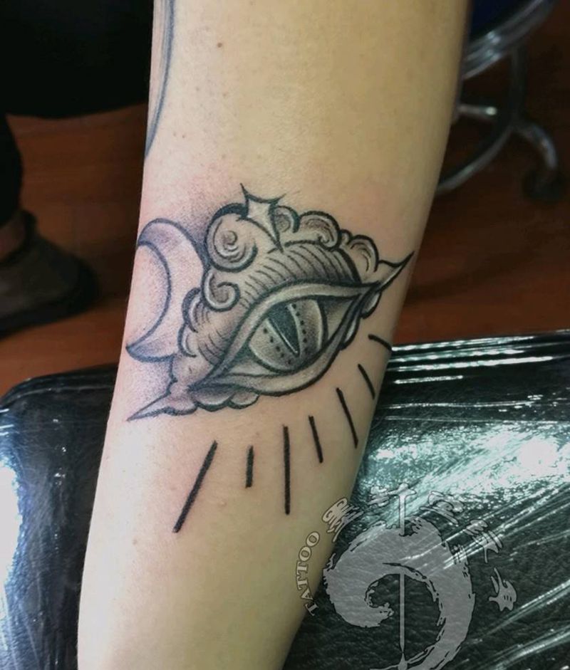 眼睛纹身图片_手臂Old School点刺纹身图案