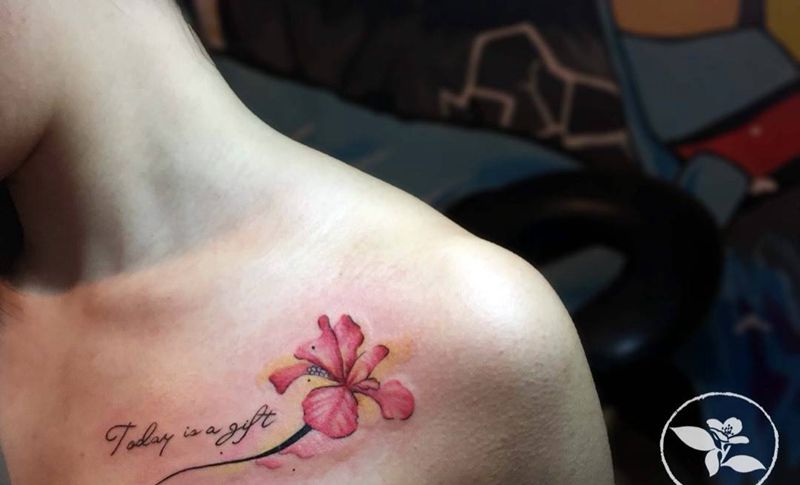 花纹身图片_成品肩部清新植物纹身图案