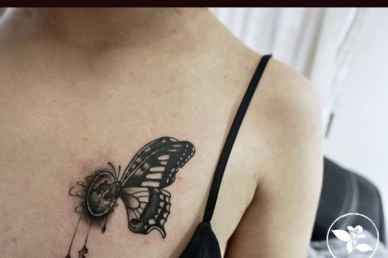 化蝶纹身图片_胸部水墨水彩纹身图案