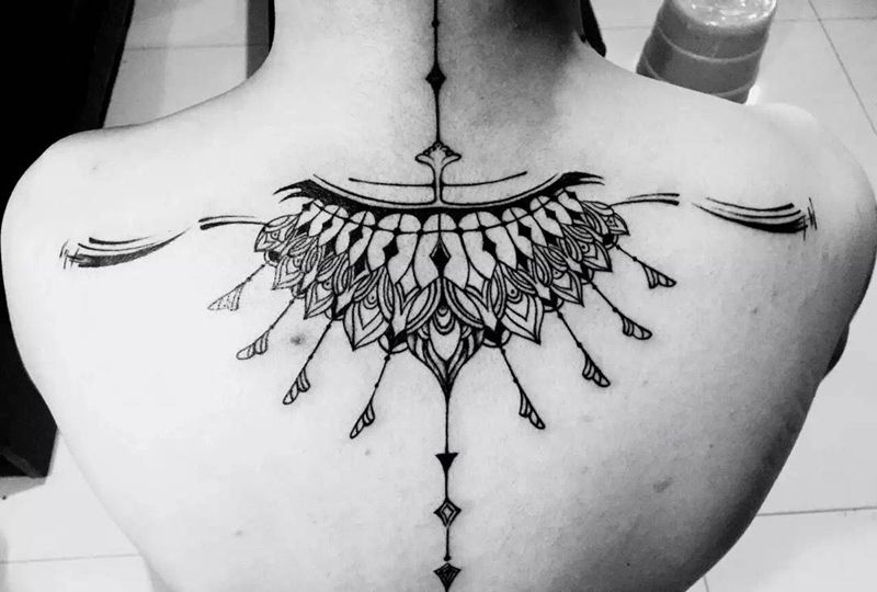 线条纹身图片_成品背部清新几何纹身图案