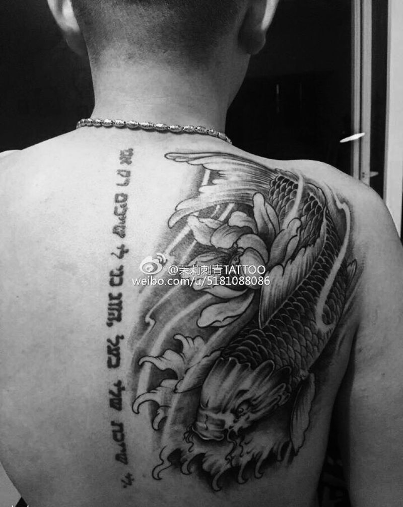 鱼纹身图片_成品背部传统动物鱼纹身图案