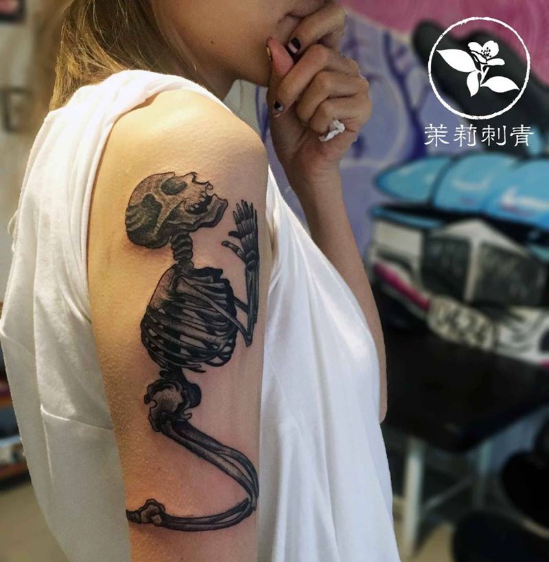 祈祷的人类纹身图片_成品手臂欧美人物点刺纹身图案