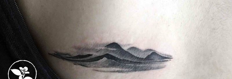 水墨山纹身图片_成品手稿背部清新黑灰水墨纹身图案