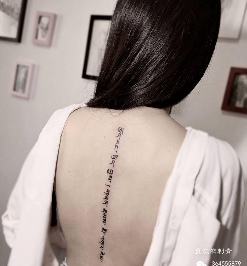 梵文纹身图片_背部字符纹身图案