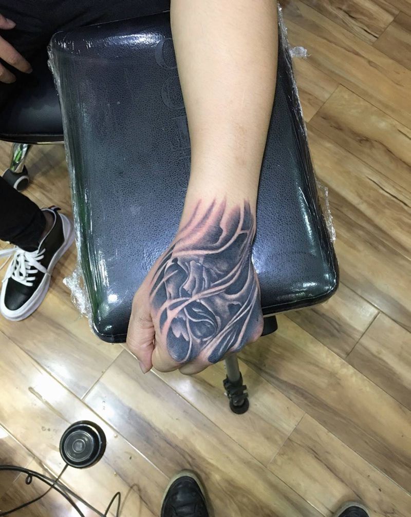 手背骷髅头纹身图片_成品手部欧美鬼神纹身图案