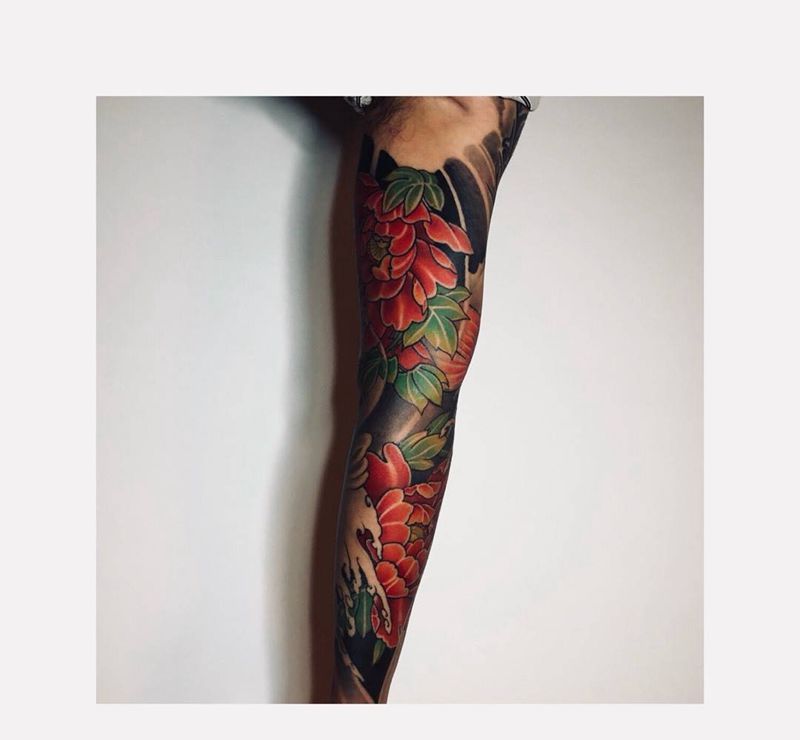 花臂局部纹身图片_成品手臂手部传统动物植物纹身图案