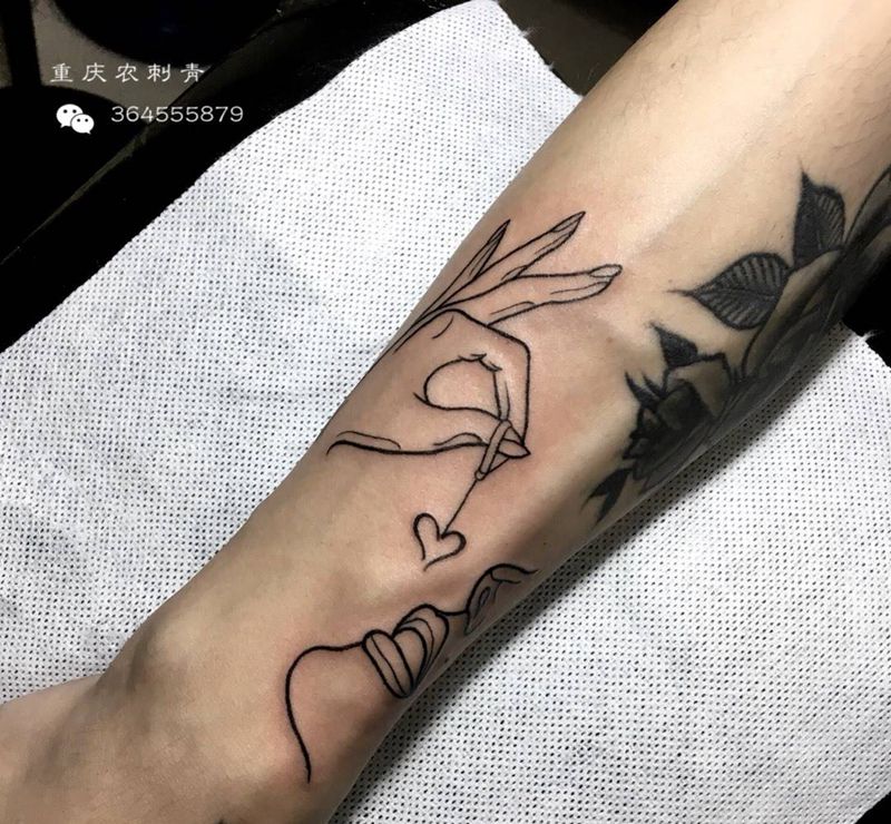 简约纹身图片_手部手臂几何手桃心人物纹身图案