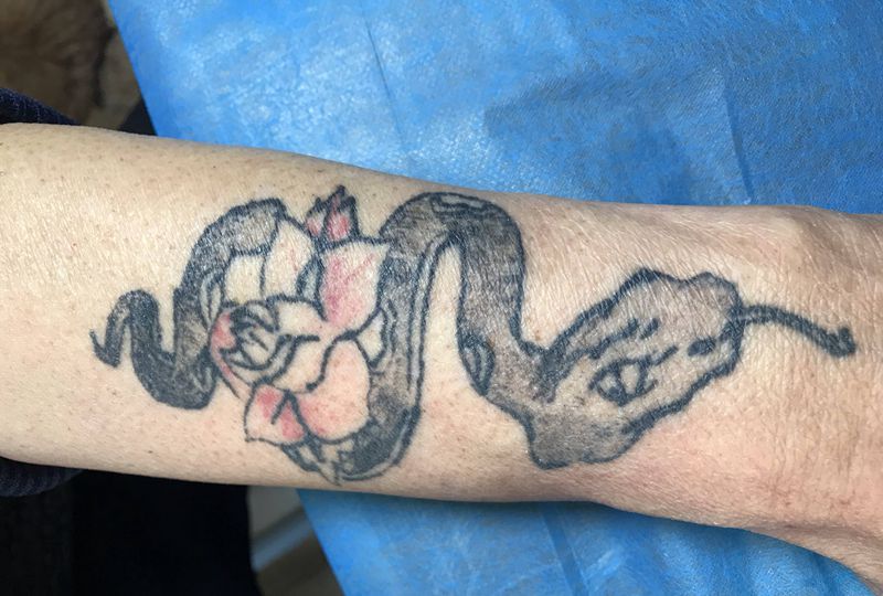 蛇盘牡丹纹身图片_手臂纹身图案