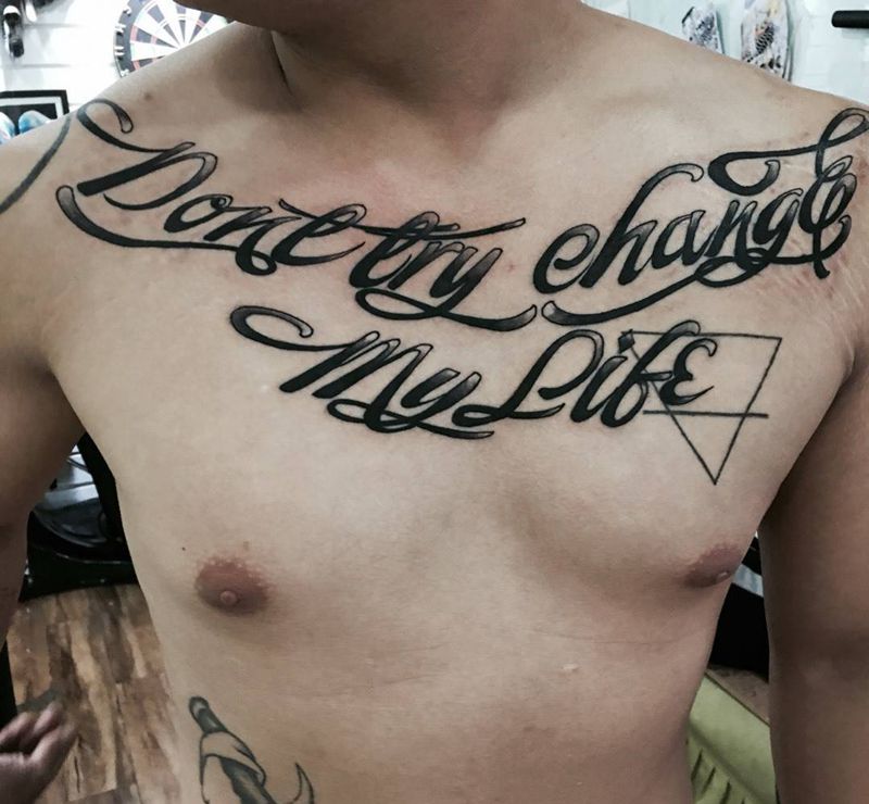 花胸字体纹身纹身图片_胸部手稿纹身图案