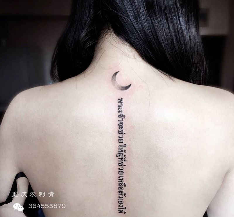 后脊后背月亮泰文纹身图片_背部颈部点刺花体字月亮泰文纹身图案