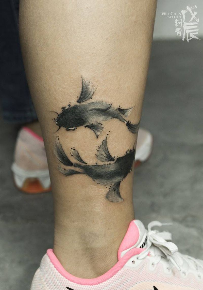 水墨金鱼纹身图片_成品脚部传统国画动物中国风水墨鲤鱼锦鲤刺青锦鲤纹身图案