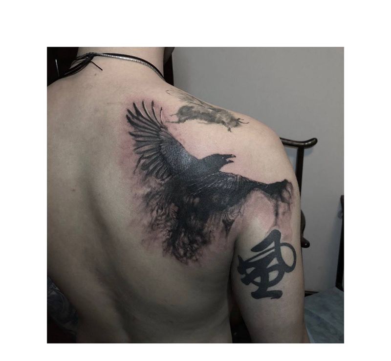 鸦纹身图片_成品背部欧美写实习俗传统动物纹身图案