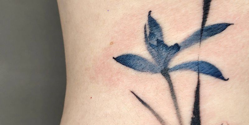 水墨兰花纹身图片_腰部水墨纹身图案