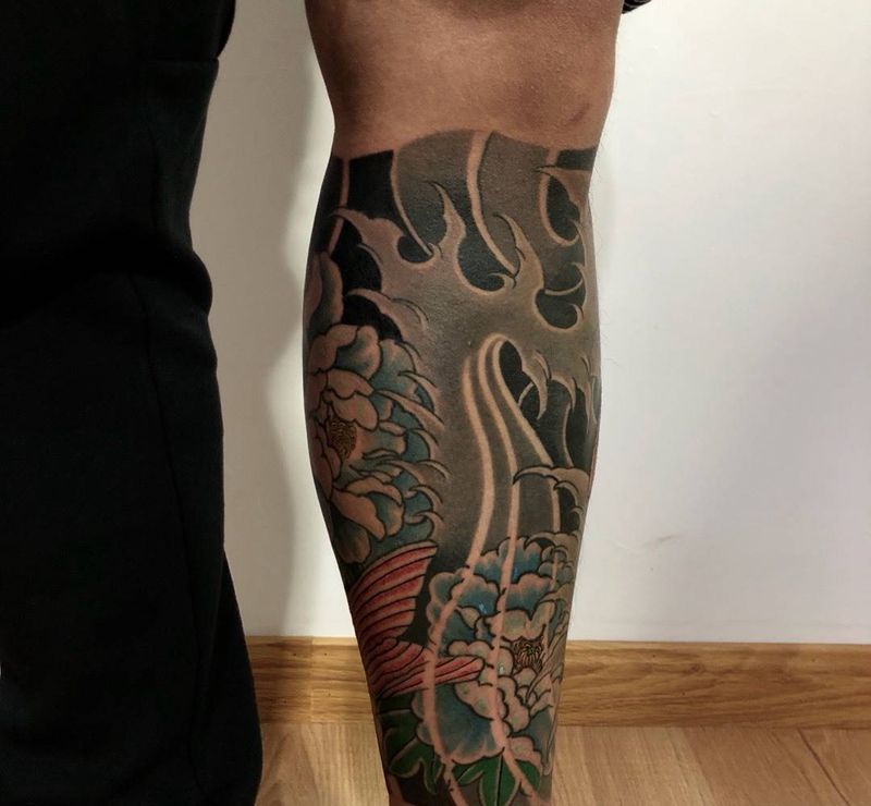 传统鲤鱼牡丹纹身图片_脚部腿部老传统新传统纹身图案