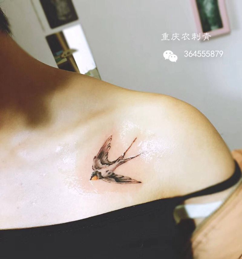 燕子纹身图片_胸部动物清新纹身图案