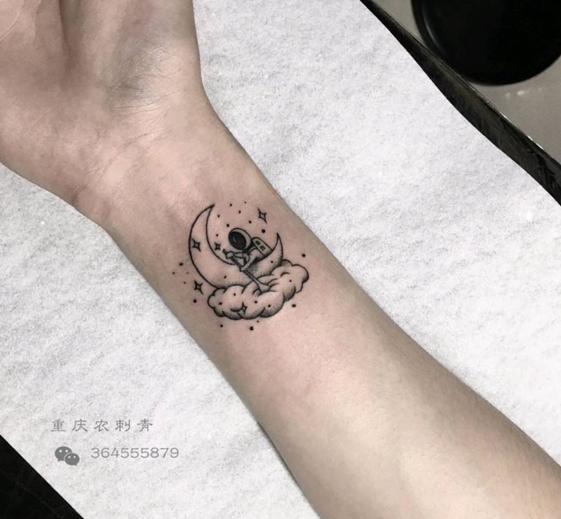 宇航员纹身图片_手部手臂Old School点刺人物小清新纹身图案