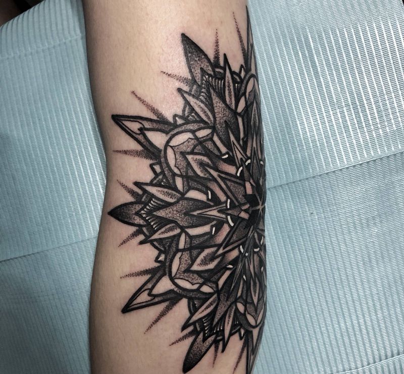 曼陀罗纹身图片_手臂点刺纹身图案