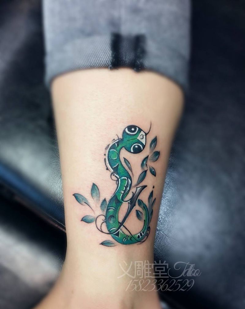 脚踝小蛇纹身纹身图片_脚部清新小清新女性蛇学重庆纹身图案