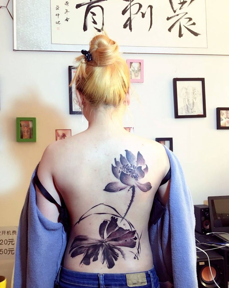 莲花纹身图片_背部植物纹身图案