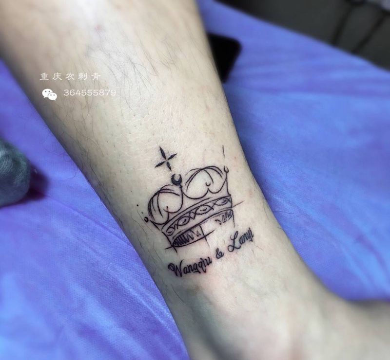 皇冠纹身图片_脚部腿部花体字几何纹身图案