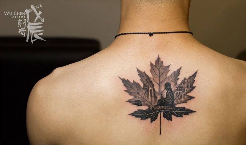 透过枫叶看万千世界纹身图片