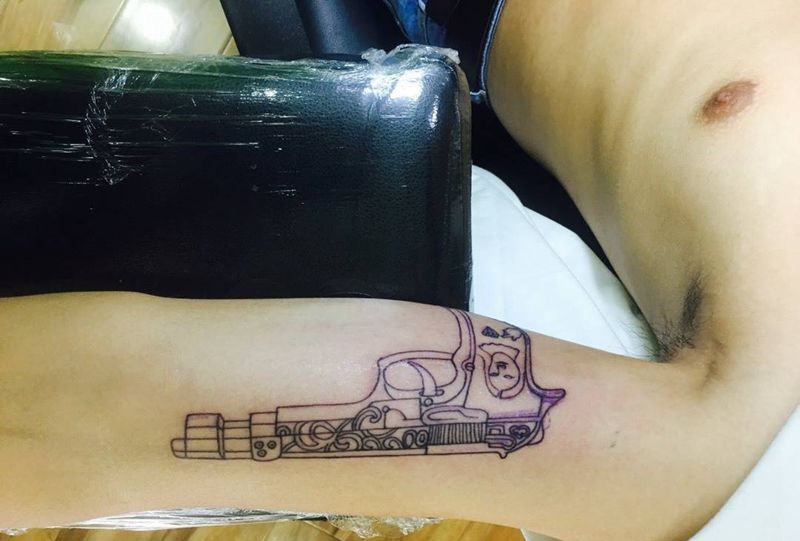 权志龙版手枪纹身图片_手臂纹身图案