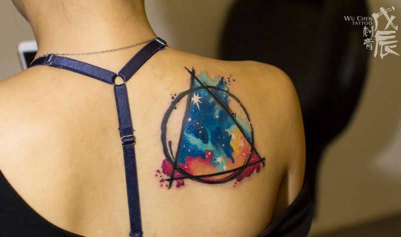 旧纹身着纹身图片_成品背部清新欧美字符刺青小清新水彩刺秦彩色遮盖纹身图案