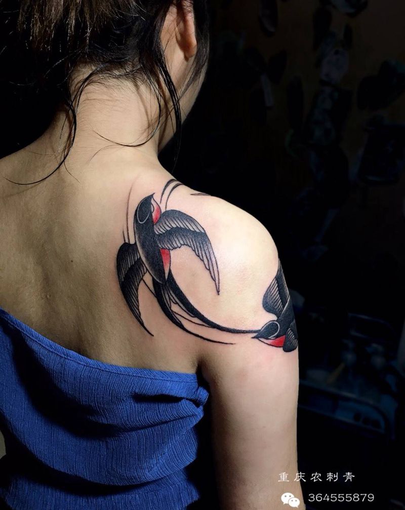 燕子纹身图片_肩部胸部Old School纹身图案